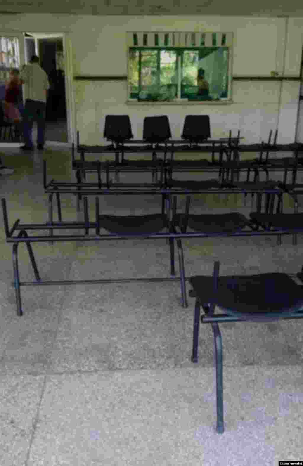 Reporta Cuba: Hospital Celia Sánchez Campechuela con esta sala para esperar que el údico los atienda, Foto Rudi Batista. 