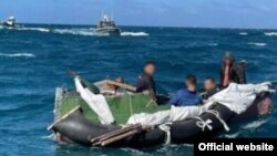 Estos cinco cubanos navegaron durante 16 días en una balsa improvisada hasta llegar a costas de EEUU. (Foto: Distrito 7 de la Guardia Costera)