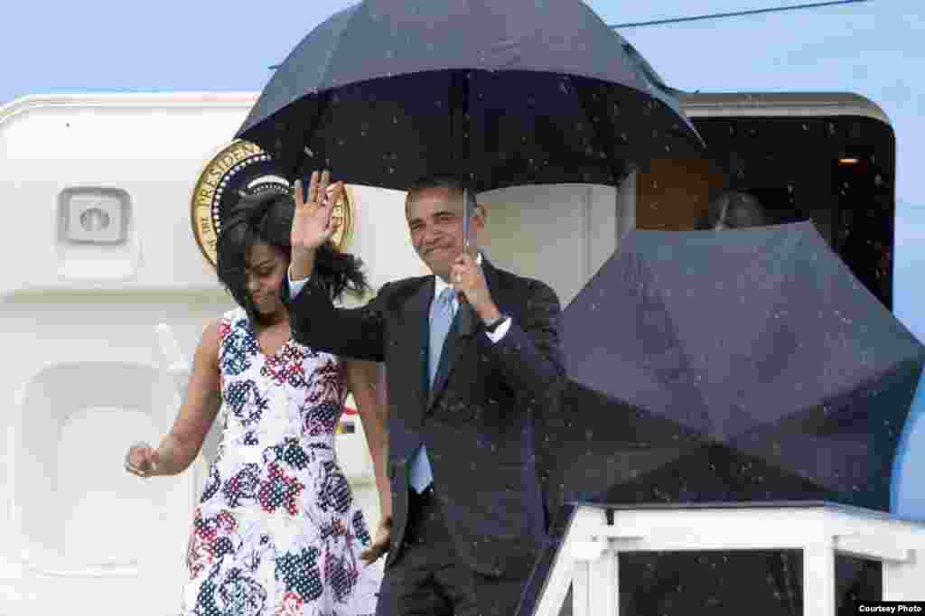 El presidente de EEUU y su familia saludan a las personas que fueron a recibirlos al Aeropuerto Internacional Josá Martí.
