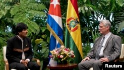 Foto de archivo del gobernante cubano Miguel Díaz Canel y el expresidente de Bolivia Evo Morales. Ramón ESPINOSA / POOL / AFP