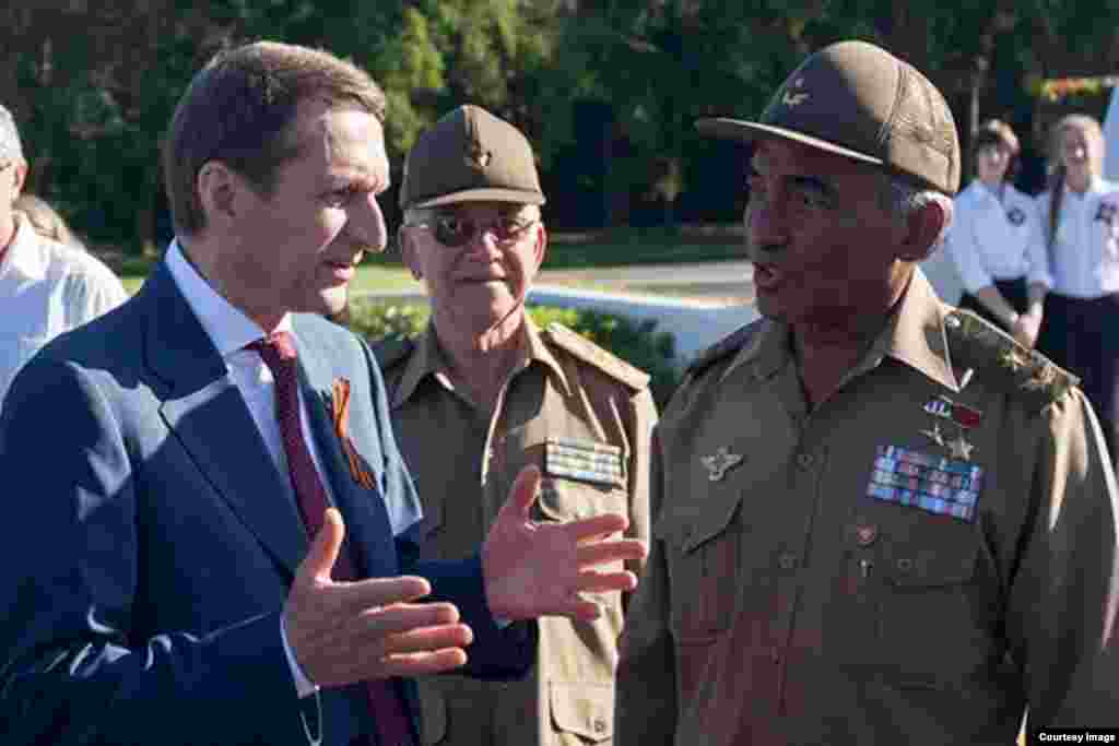 Narishkin con el general cubano Arnaldo Tamayo Méndez.