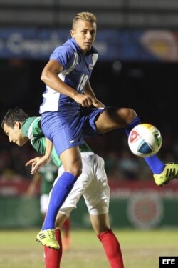 El jugador Erick Torres (atrás), de México, y Abel Martínez (frente), de Cuba, disputan un balón durante la semifinal que disputaron ayer en el marco de los XXII Juegos Centroamericanos y del Caribe Veracruz 2014.