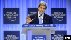 El secretario de Estado norteamericano, John Kerry, interviene en un panel durante la tercera jornada del Foro Económico Mundial que se celebra en Davos (Suiza).