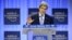 El secretario de Estado norteamericano, John Kerry, interviene en un panel durante la tercera jornada del Foro Económico Mundial que se celebra en Davos (Suiza).