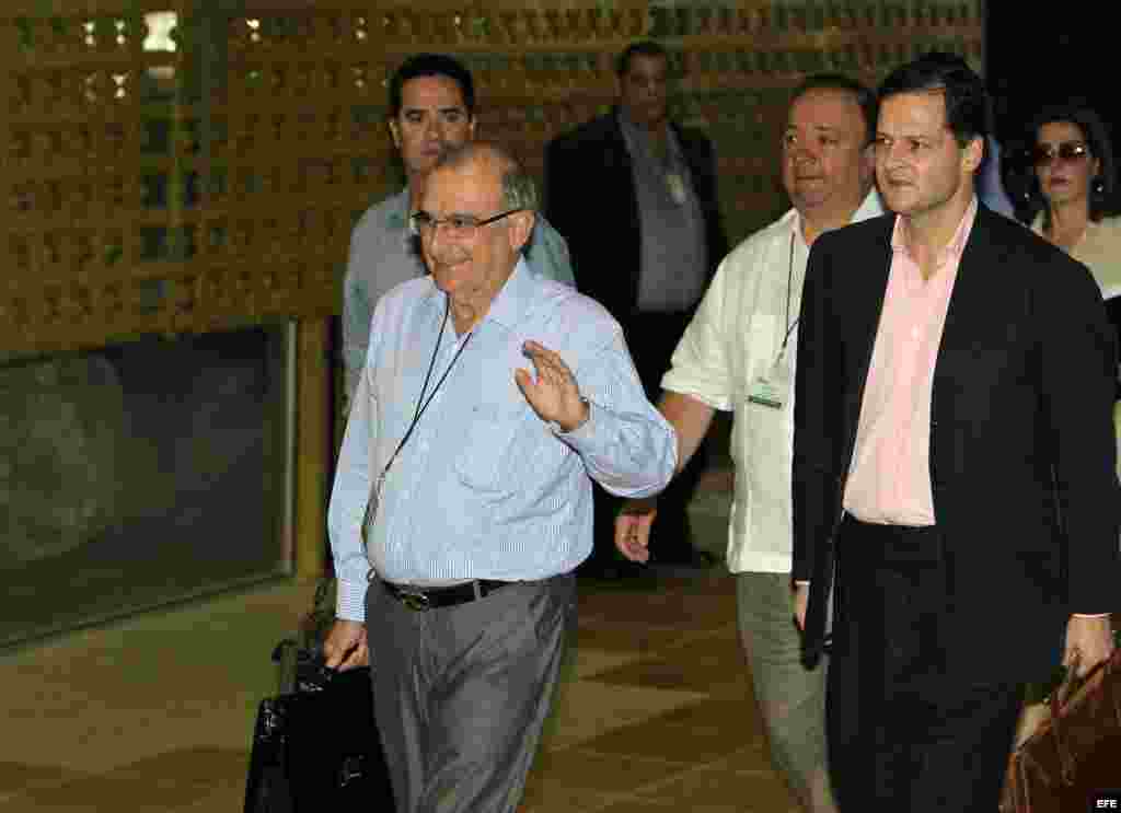 El exvicepresidente de Colombia y l&iacute;der del equipo negociador del Gobierno de Colombia, Humberto de La Calle (c), es visto su llegada con los negociadores, Frank Pearl (i), Luis Carlos Villegas (2-d) y Sergio Jaramillo (d), al Palacio de las Convenciones. 