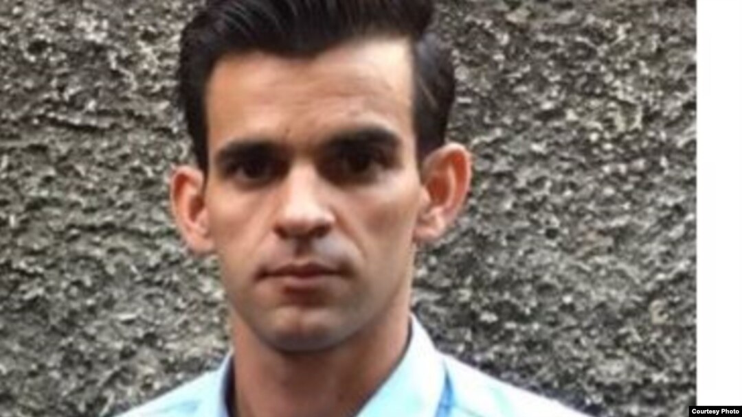 El activista de Convivencia, Yoandy Izquierdo, fue retenido por la policía e impedido de viajar a evento en Suecia.