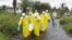 Un equipo transporta el cadáver de una víctima del ébola en Liberia.