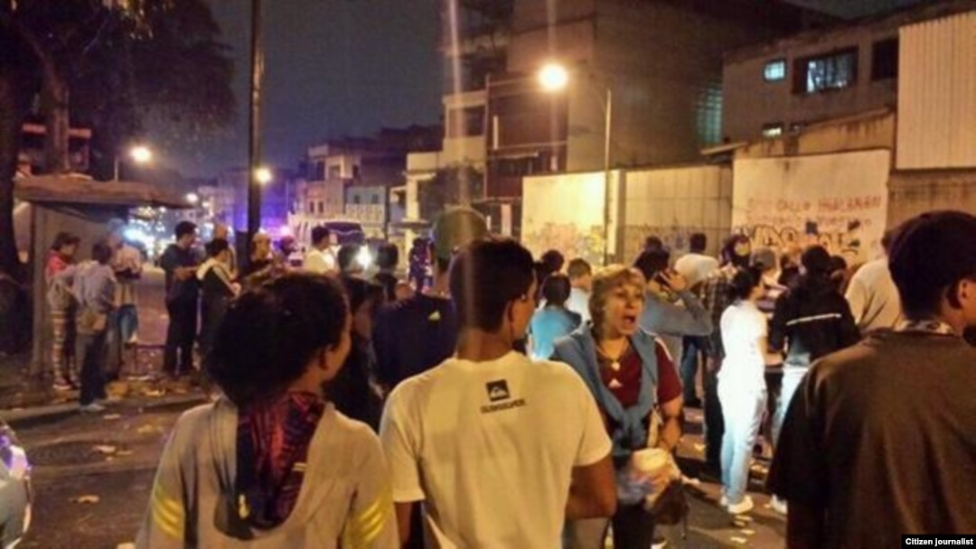 En Catia, los colectivos dispersaron momentáneamente a vecinos que pintaban un SOS Venezuela. Luego se terminó la pintada.