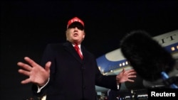 El presidente Donald Trump desciende del Air Force One a su llegada a la Base Conjunta Andrews, en Maryland, el 12 de abril. (Reuters/Kevin Lamarque)