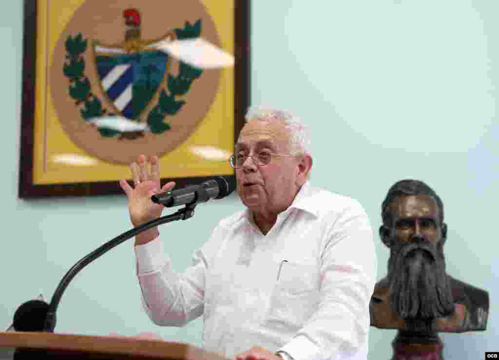 Julio Estorino habla a los asistentes durante la presentación del libro &ldquo;Biografía de un Hombre de Dios&quot; que narra la vida de Monseñor Agustín Román en La Ermita de la Caridad en la Ciudad de Miami. Foto OCB / Roberto Koltun.