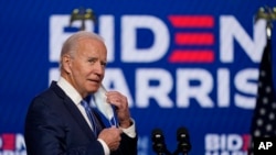 El candidato Joe Biden se prepara para hablar sobre los resultados preliminares el viernes en la noche. (AP Photo).