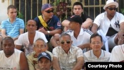 La Peña Deportiva MLB se reúne todos los viernes en el Parque Lennon, 17 entre 6 y 8, en El Vedado, La Habana.