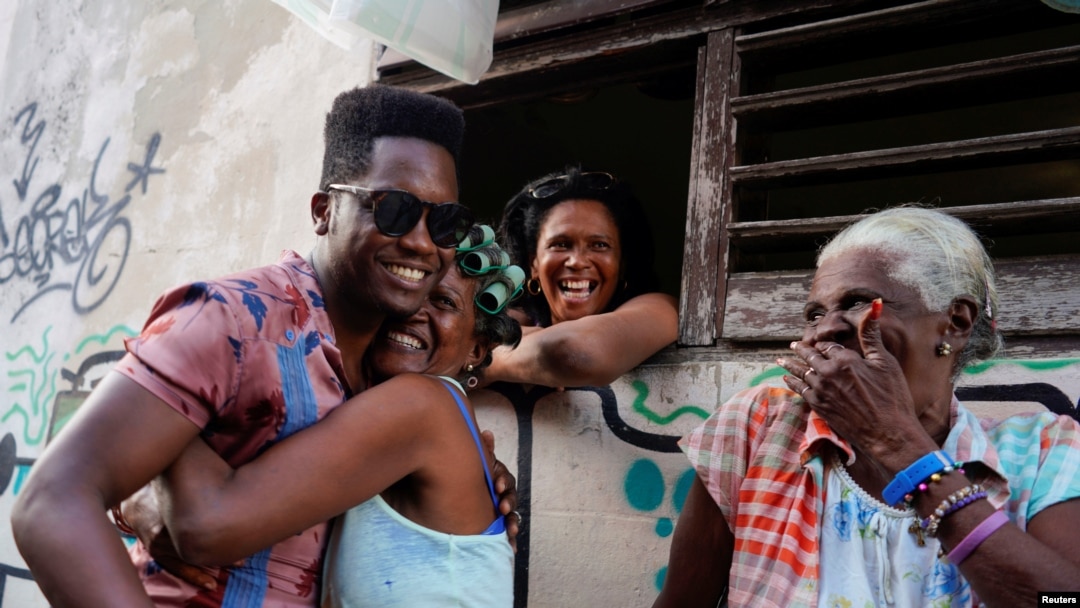 Cimafunk saluda a sus fanáticos en La Habana. REUTERS/Alexandre Meneghini
