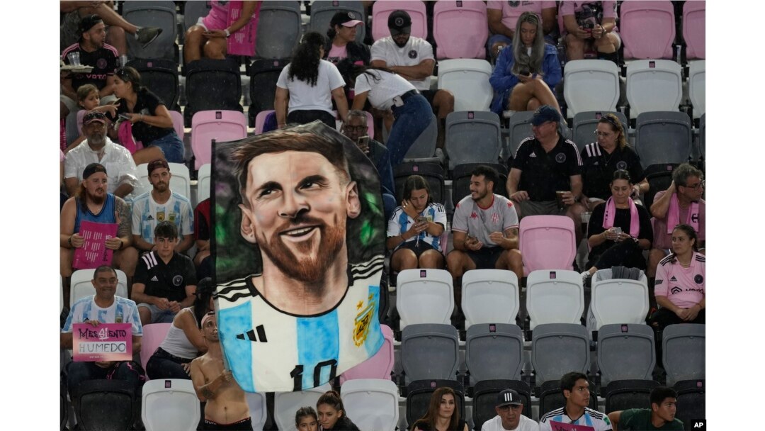 Los fanáticos lo esperaron en el estadio de Fort Lauderdale. (AP Photo/Rebecca Blackwell)