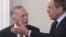 El ministro de Asuntos Exteriores ruso, Sergéi Lavrov (d), da la bienvenida al secretario general de la Organización de Cooperación Islámica, Ekmeleddin Ihsanoglu