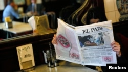 Primera edición del diario español El País del 24 de enero con la falsa foto de Hugo Chávez en la portada. 