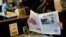 Primera edición del diario español El País del 24 de enero con la falsa foto de Hugo Chávez en la portada.  