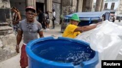 La escasez de agua y los cortes de electricidad en La Habana complican la higiene en una ciudad asolada por enfermedades virales.