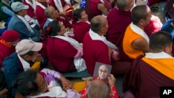 Exiliados tibetanos en una ceremonia en Dharamshala, India, el 25 de abril de 2024. (AP/Ashwini Bhatia).