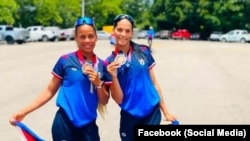 Leah Daniela Almeida (derecha), posa junto a su compañera Ana Jiménez, tras ganar la primera medalla de Cuba en los Centroamericanos.