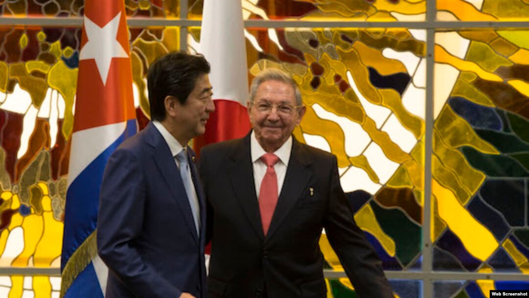 El premier japonés Shinzo Abe y el gobernante cubano Raúl Castro