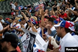 Miembros de la comunidad de exiliados cubanos se reúnen para una manifestación por una "Cuba libre" en el centro de Miami, Florida (EE. UU.), el 26 de abril de 2026. REUTERS/Marco Bello