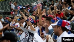 Miembros de la comunidad cubana en el exilio se reunieron el domingo en el Bayfront Park de Miami en el evento “Unidos por una Cuba libre”. 