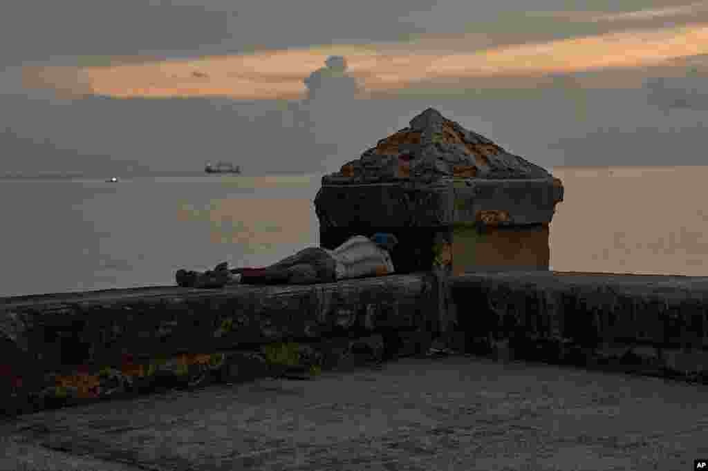 Una persona duerme en el Malecón para escapar del calor de su casa durante un apagón en La Habana, Cuba, el miércoles 5 de agosto de 2026. AP Foto/Ramón Espinosa.