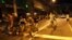 Manifestantes corren durante una protesta en la ciudad de Niterói, ciudad vecina a Río de Janeiro (Brasil). 