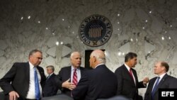 ARCHIVO/ Los senador Tim Kaine (i), John McCain (2-i), Ben Cardin (c), Joe Manchin (2-d) y Chris Coons (d). 