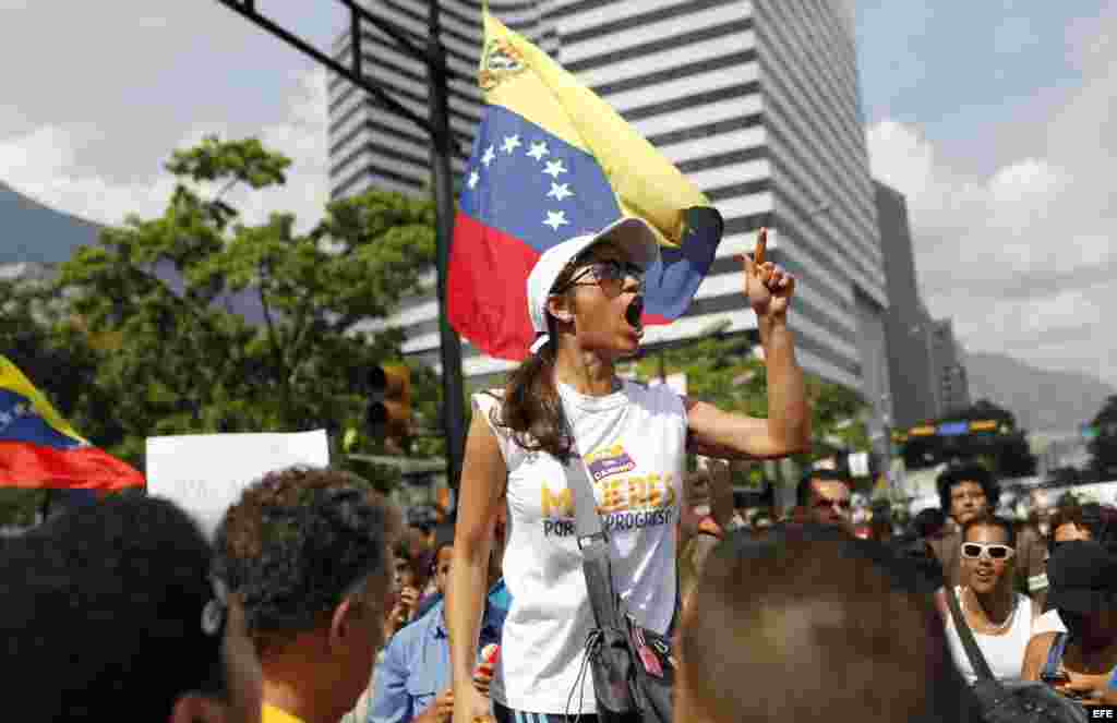 Jóvenes protestando ante la Guardia Nacional en Caracas, Venezuela. 