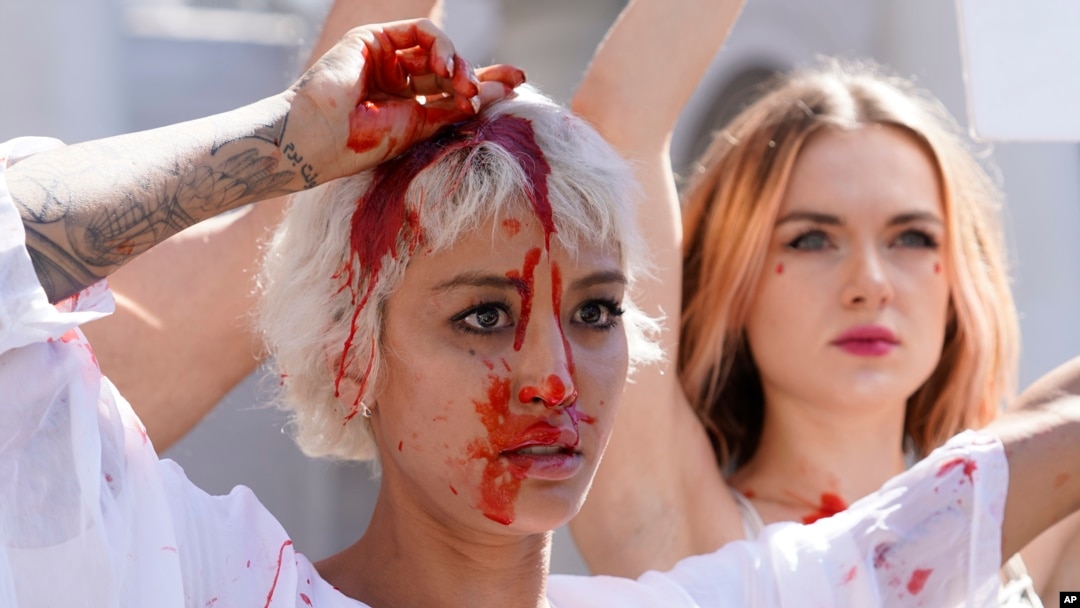 Una protesta de la diáspora iraní en Los Angeles, el 1 de octubre de 2022, en solidaridad con la joven Mahsa Amini que murió tras ser detenida en Teherán por la policía de la moral. (AP/Damian Dovarganes).