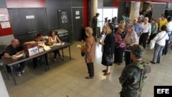 Ciudadanos uruguayos hacen fila para votar.
