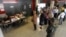 Ciudadanos uruguayos hacen fila para votar.