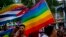 Activistas de la comunidad LGBTI en Cuba durante una marcha espontánea contra la homofobia el 11 de mayo de 2019. (AP Photo/Ramon Espinosa).
