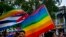Activistas de la comunidad LGBTIQ en Cuba durante una marcha espontánea contra la homofobia el 11 de mayo de 2019. (AP Photo/Ramón Espinosa).