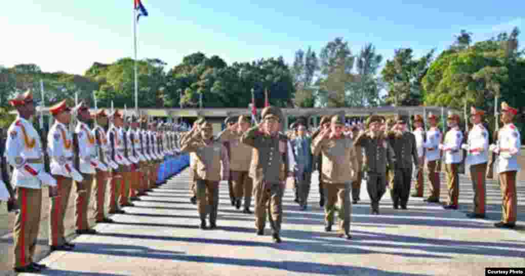 El General de Ejèrcito Jefe de Estado mayor General del Ejercito Popular de Corea KIm Kyok Sik en su más reciente visita a la isla.