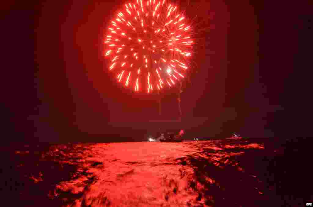 Los fuegos artificiales lanzados por la Flotilla del exilio cubano.