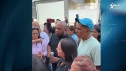 Desenmascaran a mujer que abrazó a Rodríguez en protesta de presos políticos Venezuela