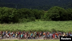 Migrantes caminan por la carretera en una caravana, en un intento de llegar a la frontera con Estados Unidos, en Huixtla, México, 6 de noviembre de 2023. REUTERS/José Torres
