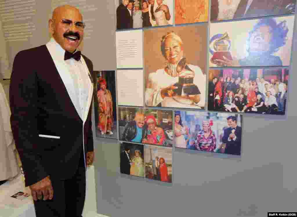 Oscar de León en la inauguración de la exposición Por siempre Celia (Forever Celia) en el Museo de la Diáspora Cubana. Foto: OCB Roberto Koltun Staff.