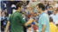 El español Marcel Granollers (i) y el suizo Roger Federer (d), se saludan tras concluir el partido en Nueva York.