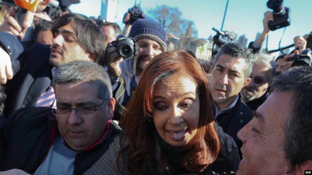 La expresidenta argentina Cristina Fernández de Kirchner a su llegada a un tribunal en Buenos Aires. (Foto: Archivo)