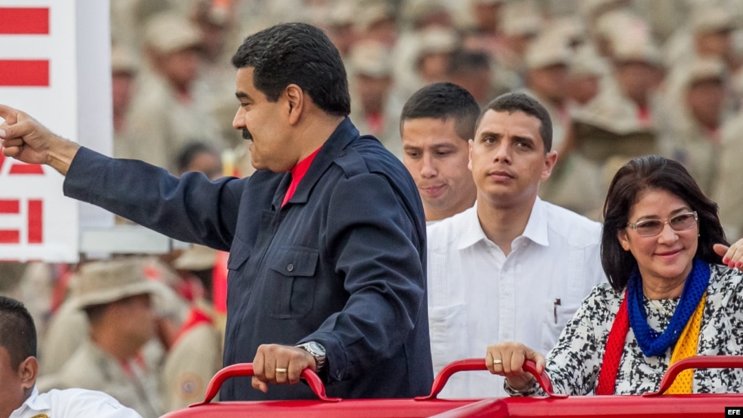 El presidente venezolano, Nicolás Maduro (c), y su esposa, Cilia Flores (d).