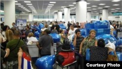 Los cubanos que viajan a Cuba en el aeropuerto de Miami se identifican por su abundante equipaje.