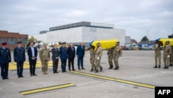 Ceremonia de repatriación a Ucrania de los restos de dos soldados ucranianos, en el aeropuerto militar de Melsbroek, el 22 de septiembre de 2026.