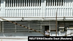 Reclusos permanecen detrás de una puerta enrejada en la prisión "Combinado del Este", en las afueras de La Habana (Imagen de Archivo)
