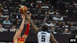 El español Pau Gasol (i) lucha por la pelota con el estadounidense Kevin Durant (d) durante el partido por el oro de los Juegos Olímpicos de Londres 2012. EFE/Larry W. Smith