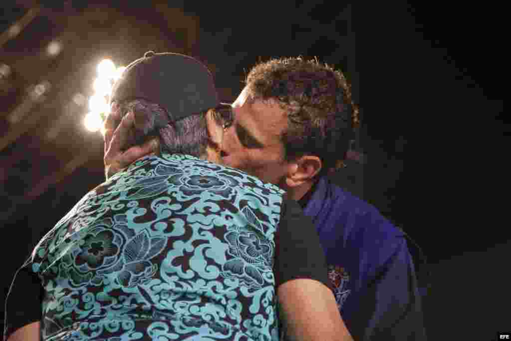 El candidato opositor a la Presidencia de Venezuela, Henrique Capriles durante una caravana electoral en Barcelona (Venezuela).