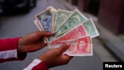 La tasa de cambio informal está alrededor de 320 pesos por dólar y se espera que continúe depreciándose cada mes.
